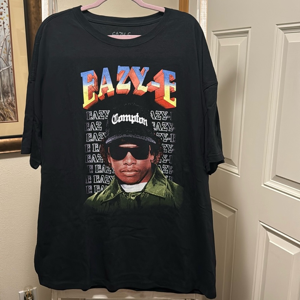 🆕 NWOT EAZY-E TShirt (runs big!) black with Front Graphics
